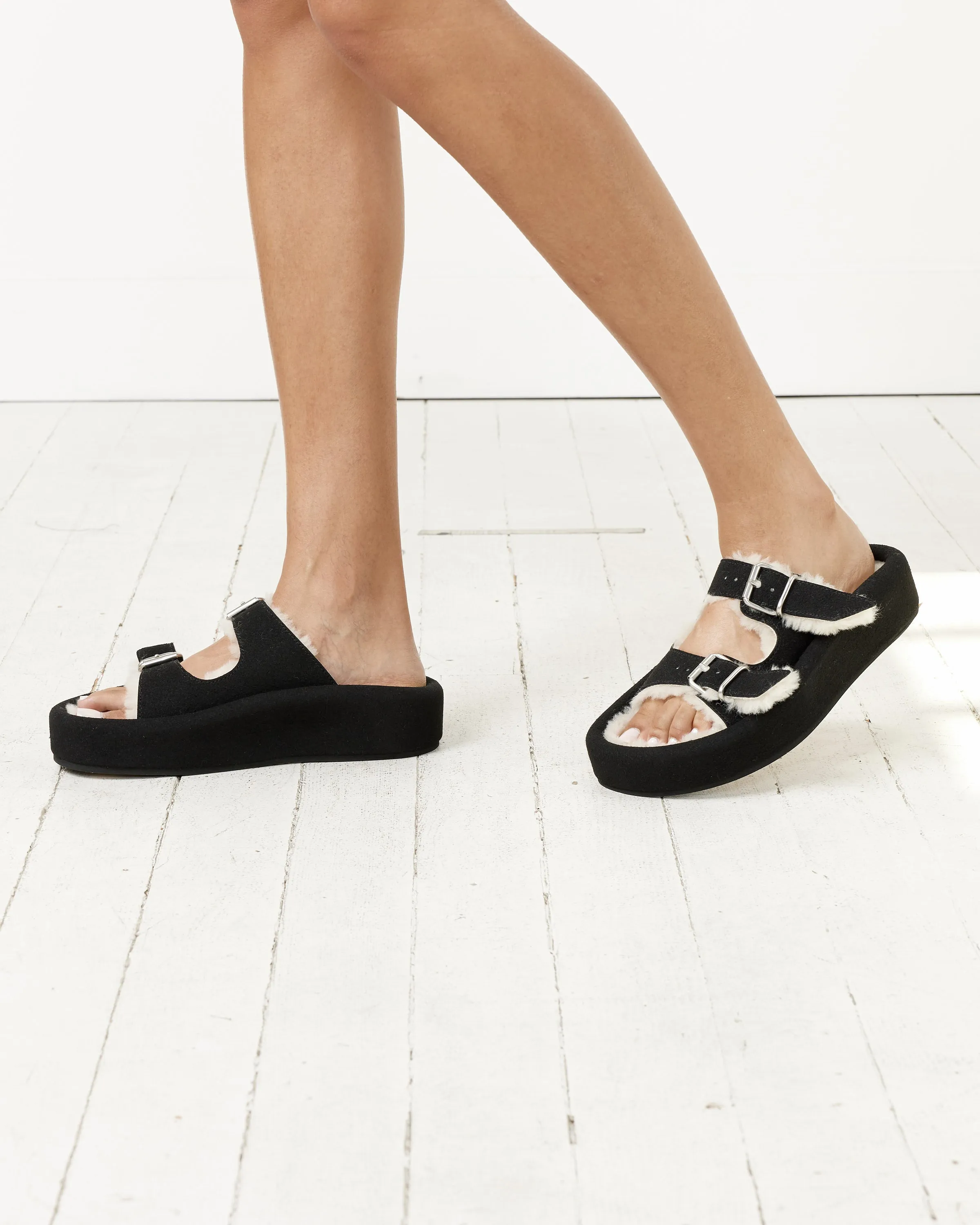 Sandal in Frozen Dew Black